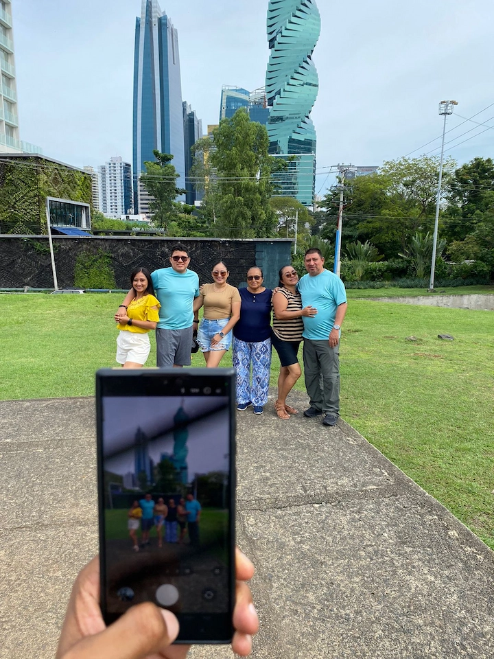 Grupo de turistas posando frente a la icónica F&F Tower y rascacielos modernos durante el City Tour en Ciudad de Panamá