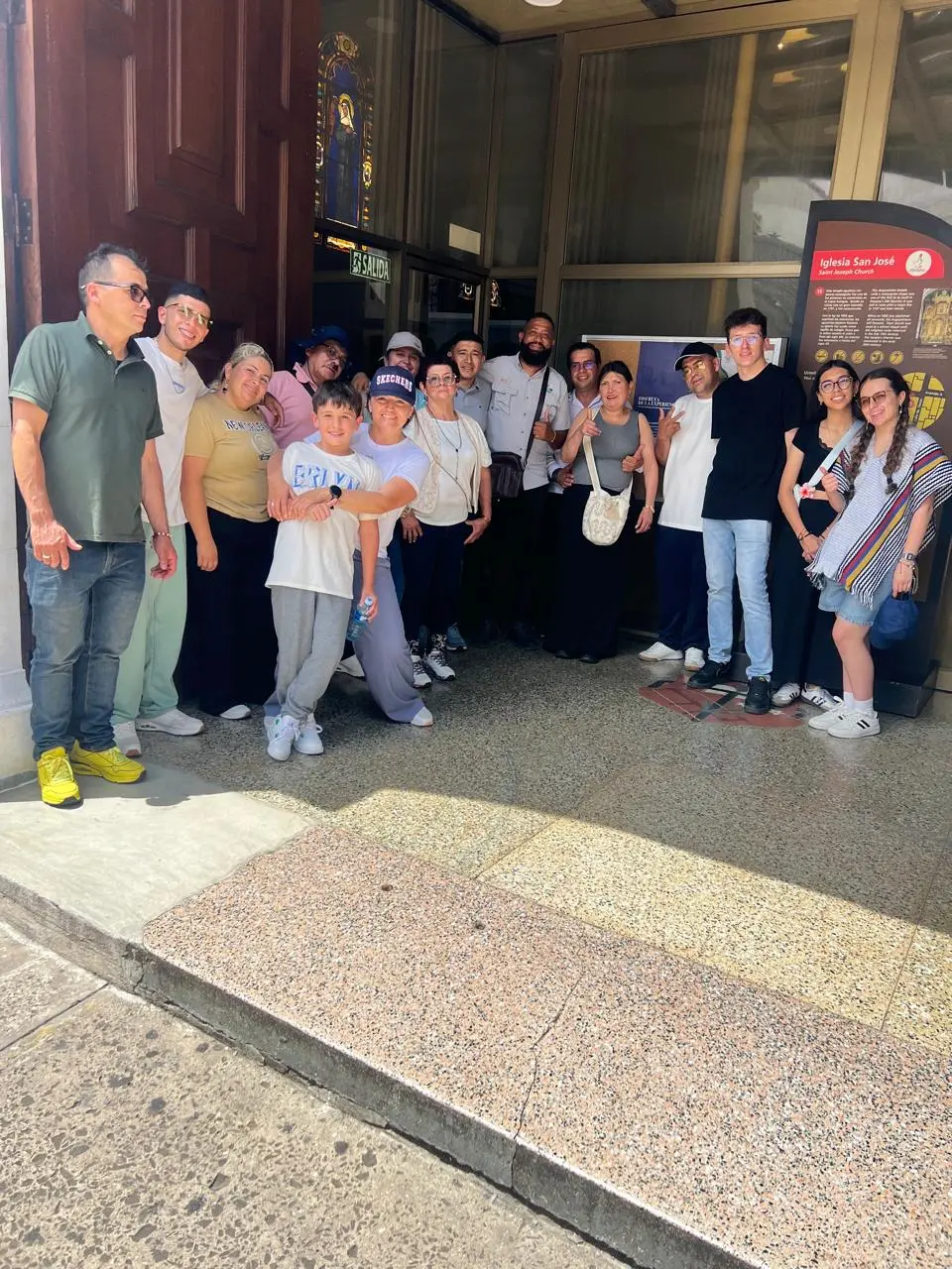 Grupo de turistas en la entrada de su hotel tras usar servicio de traslado desde el aeropuerto en Ciudad de Panamá