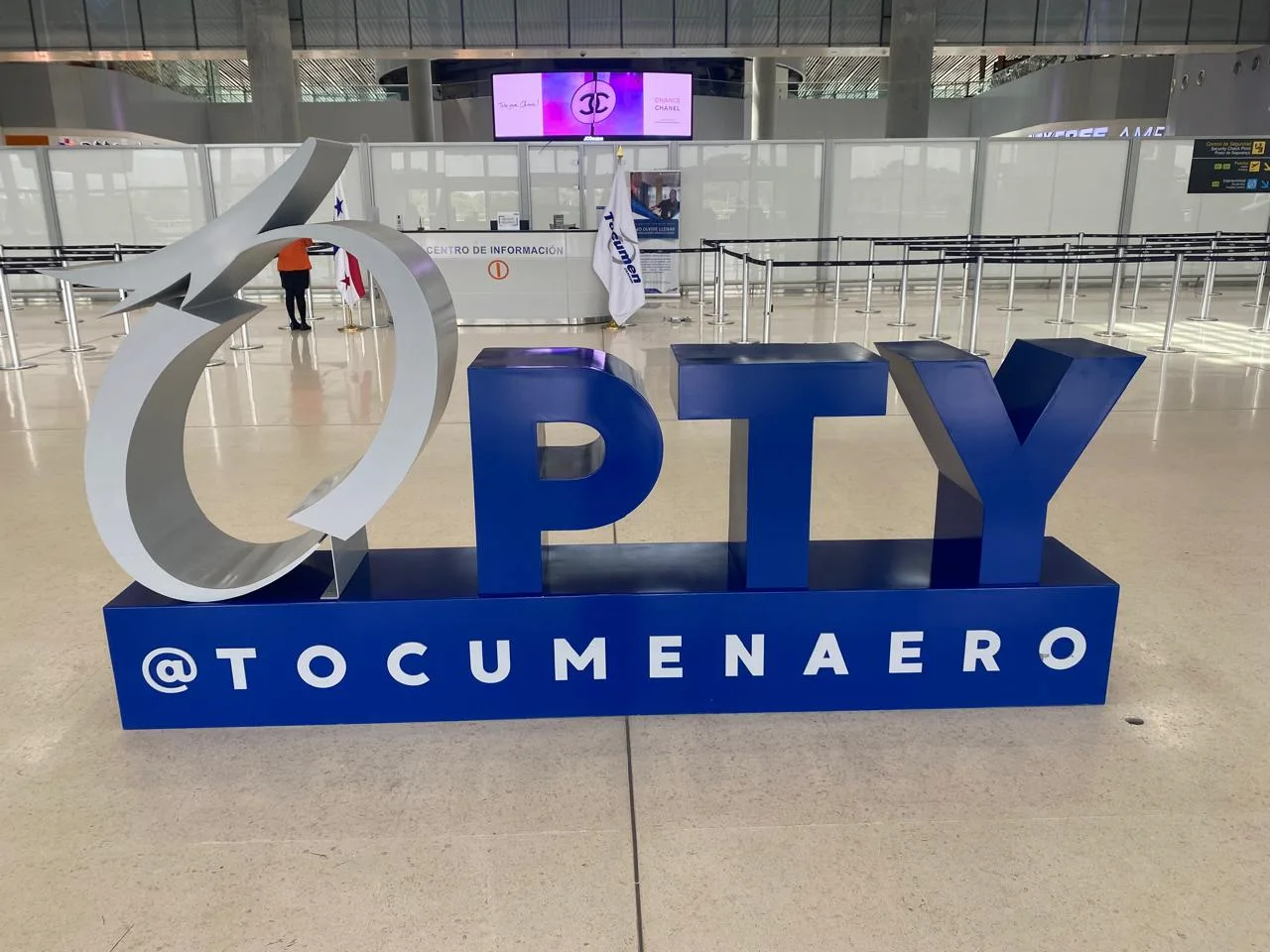 Letrero de PTY en el Aeropuerto de Tocumen, punto de encuentro para traslados y recogidas de pasajeros